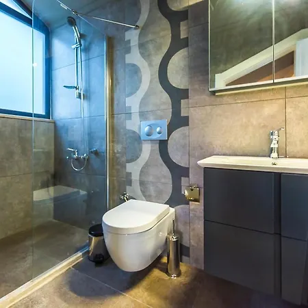 Sleeps 6 Pool Air Con Wifi