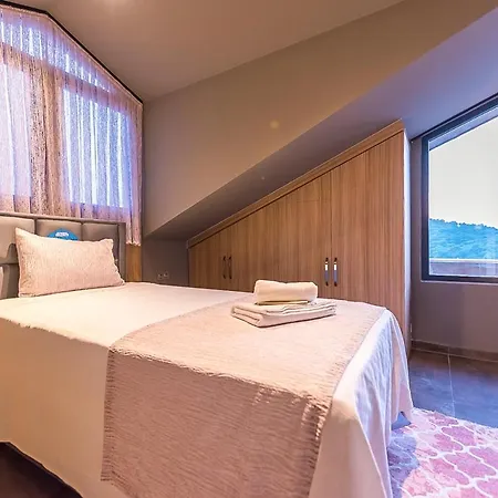 Sleeps 6 Pool Air Con Wifi Willa